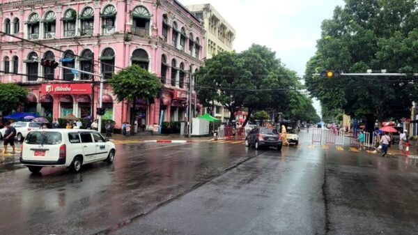 (မဟာဗန္ဓုလမ်းနှင့် ပန်းဆိုးတန်းလမ်းထောင့်တွင် ညနေ ၅ နာရီကျော်သည်အထိ စစ်​ကောင်စီကလမ်းပိတ်ထားခဲ့သည်။ဓါတ်ပုံ-CJ)