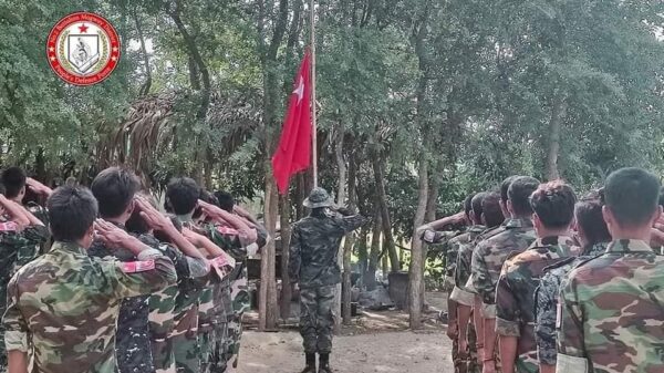 (ယ​နေ့ကျ​ရောက်​သော အာဇာနည်​နေ့တွင် PDF အလံတစ်ဝက်လွှင့်၍ အာဇာနည်​ခေါင်း​ဆောင်များကို PDF များက အ​လေးပြု​နေစဥ်။ဓါတ်ပုံ-PDF)