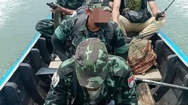 (ကျွန်းစုမြို့နယ် ပြည်သူ့ကာကွယ်ရေးအဖွဲ့ - ပကဖမှ ရဲဘော်များအား တွေ့ရစဥ်)