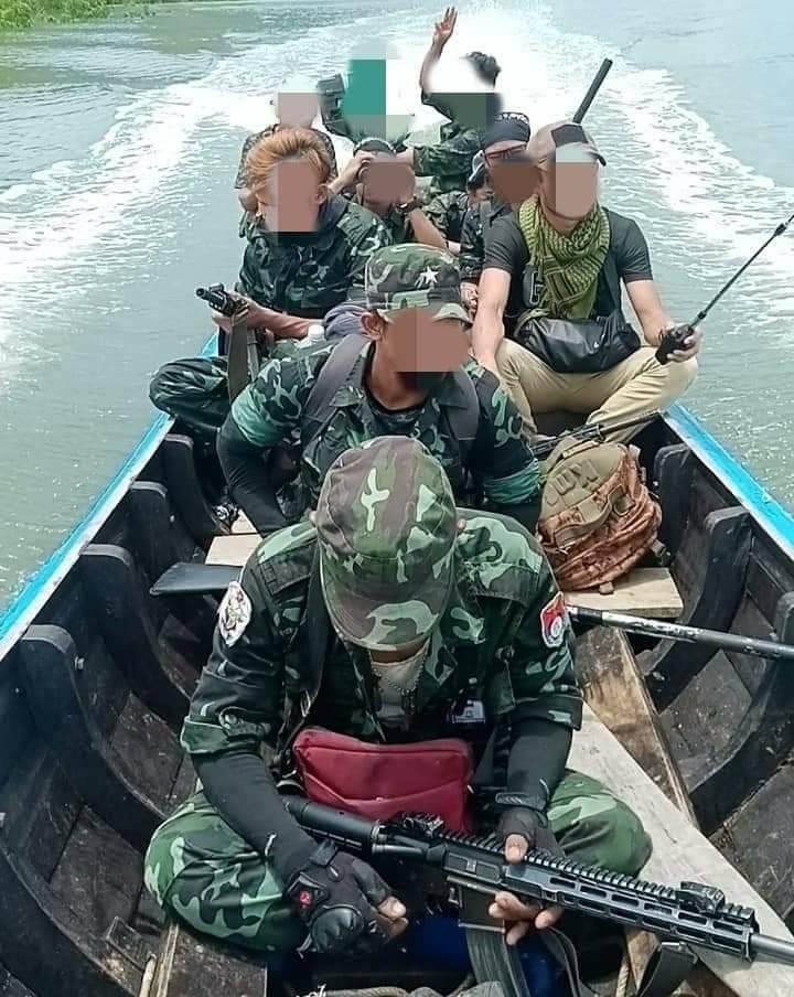 (ကျွန်းစုမြို့နယ် ပြည်သူ့ကာကွယ်ရေးအဖွဲ့ - ပကဖမှ ရဲဘော်များအား တွေ့ရစဥ်)