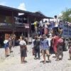 (ဇူလိုင် ၂၄ ရက် မွန်းလွှဲ ၂ နာရီ ဝန်းကျင်က ခမ်းပက်မြို့အနီးဝန်းကျင်သို့ပျံသန်း​နေ​သော စစ်တပ်ရဟတ်ယာဥ်တစ်စီးနှင့် တိုက်ပွဲများပြင်းထန်​နေ၍ ထွက်​ပြေးတိမ်း​ရှောင်​နေ​သော​ဒေသခံပြည်သူများ။ဓါတ်ပုံ-​ပေးပို့)