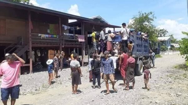 (ဇူလိုင် ၂၄ ရက် မွန်းလွှဲ ၂ နာရီ ဝန်းကျင်က ခမ်းပက်မြို့အနီးဝန်းကျင်သို့ပျံသန်း​နေ​သော စစ်တပ်ရဟတ်ယာဥ်တစ်စီးနှင့် တိုက်ပွဲများပြင်းထန်​နေ၍ ထွက်​ပြေးတိမ်း​ရှောင်​နေ​သော​ဒေသခံပြည်သူများ။ဓါတ်ပုံ-​ပေးပို့)