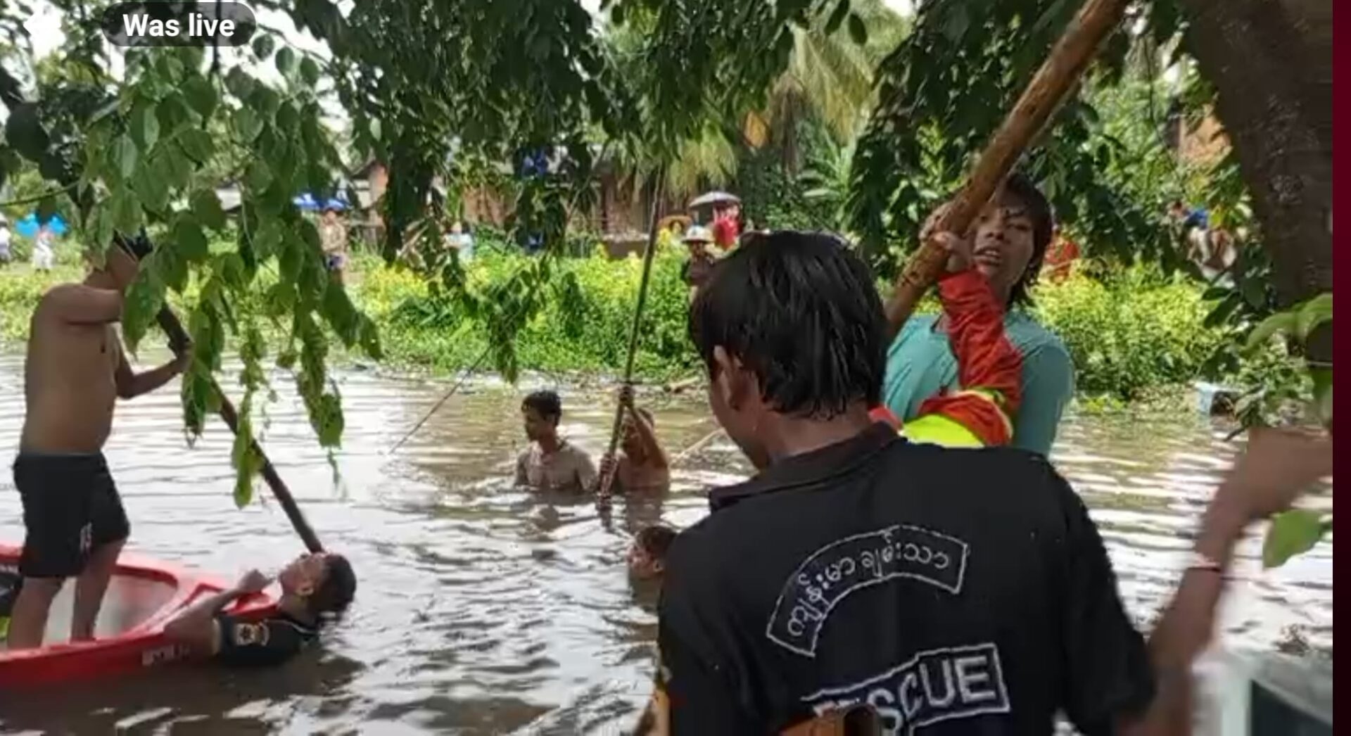 (ရေကြီးနေသော ရပ်ကွက်များကို လူမှုကူညီရေးအဖွဲ့များက ကူညီရွေ့ပြောင်းပေး ၊ထမင်းထုပ်ပေးနေစဥ်နှင့် ရေနစ်နေသောကလေးငယ် ၂ ဦးရှာဖွေနေကြစဥ်။ ဓါတ်ပုံ-ဇင်မိုး)
