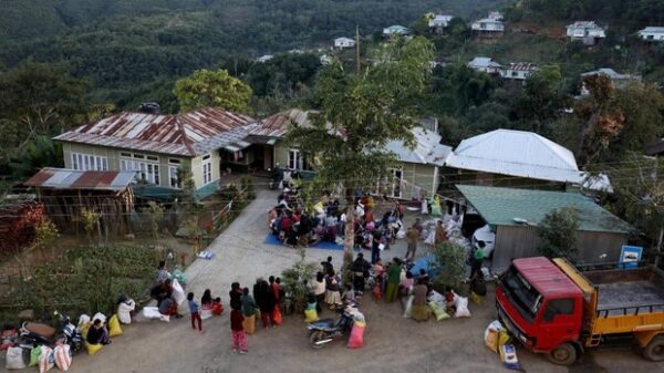 (မြန်မာ-အိန္ဒိယနယ်စပ် မီဇိုရမ်ပြည်နယ်သို့ ထွက်ပြေးလာကြသည့် မြန်မာစစ်ဘေးဒုက္ခသည်များအား ၂၀၂၁ နိုဝင်ဘာ ၂၀ ရက်က တွေ့ရစဉ်။ ဓာတ်ပုံ - REUTERS/Rupak De Chowdhuri)