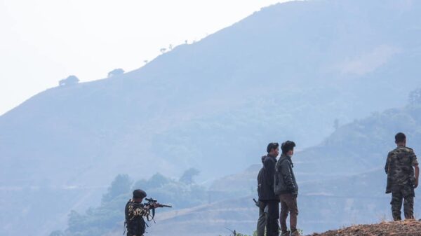 (ချင်းဒေသကာကွယ်ရေးတပ်(CDF)မှ ရဲဘော််များအား ရှေ့တန်းတစ်နေရာ၌ တွေ့ရစဥ်။ ဓာတ်ပုံ - CDF)