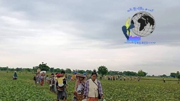 (ခင်ဦးနယ်တွင် ထွက်ပြေးတိမ်းရှောင်လာသော ပြည်သူများအား တွေ့ရစဥ်။ ဓာတ်ပုံ-ခင်ဦးမြို့နယ်သတင်းမှန်ပြန်ကြားရေး)