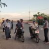 (၂၀၂၀ ကိုဗစ်ကာလအတွင်းက ဆိပ်ဖြူမြို့၌ သွားလာခွင့်အား စစ်ဆေးနေစဥ်။ ဓာတ်ပုံ - CJ)