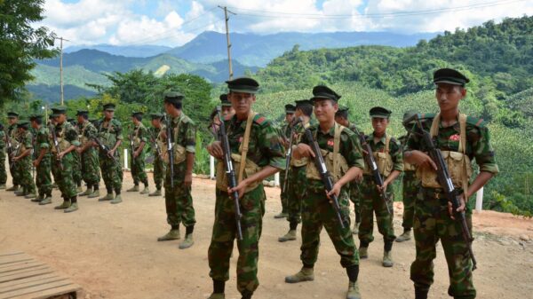(ရှေ့တန်းစစ်ဆင်ရေးတစ်နေရာမှ KIA တပ်သားများအား တွေ့ရစဉ်။ ဓာတ်ပုံ - CJ)