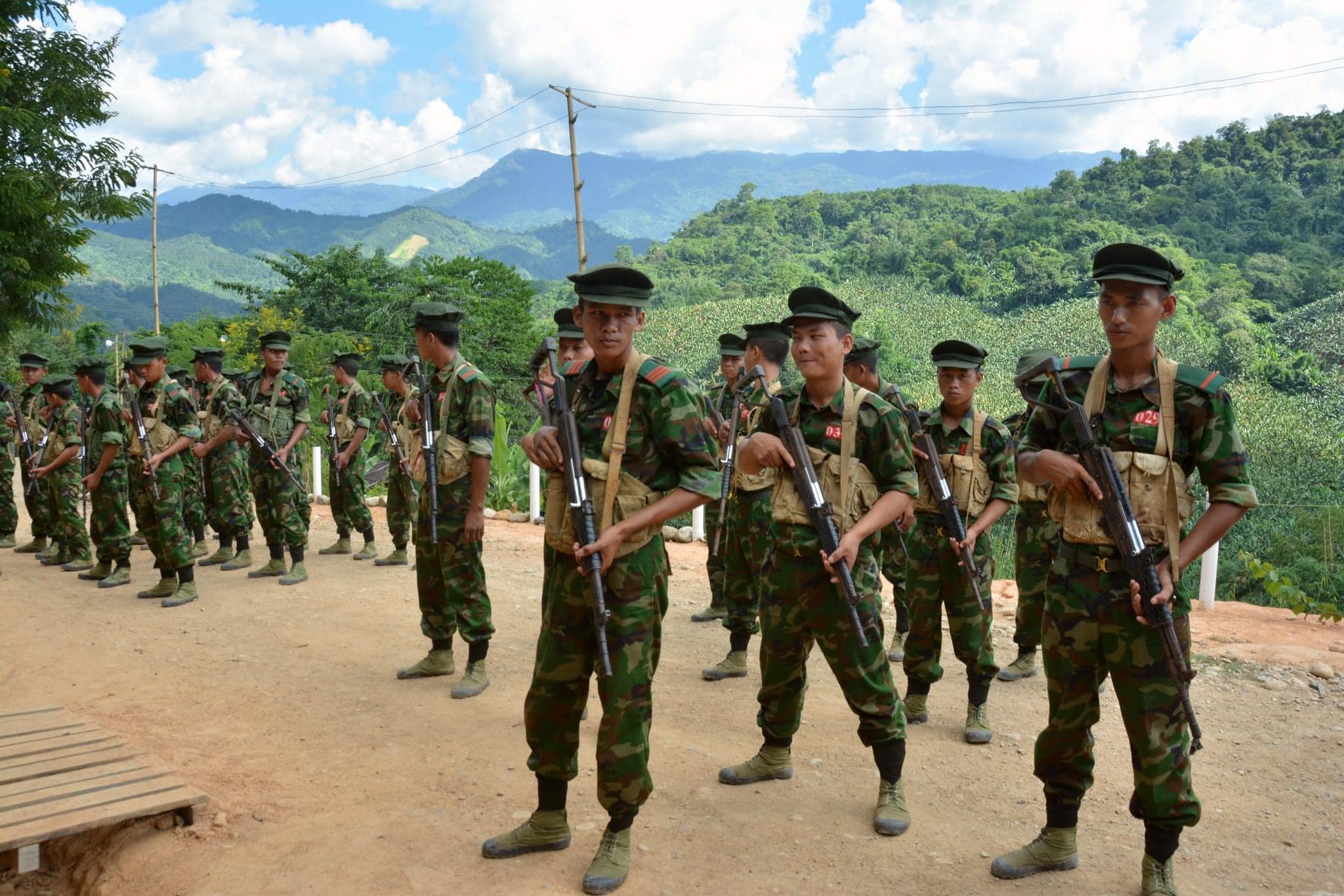 (ရှေ့တန်းစစ်ဆင်ရေးတစ်နေရာမှ KIA တပ်သားများအား တွေ့ရစဉ်။ ဓာတ်ပုံ - CJ)