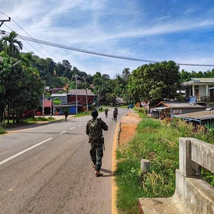 (မြိတ်ခရိုင်တပ်ရင်း (၁)မှ ရဲဘေယ်များအား တွေ့ရစဉ်။ ဓာတ်ပုံ - MOD/NUG)
