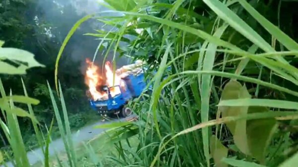 (မီး​လောင်​နေ​​​သော မီး​သွေးကားကို အ​ဝေးမှ​တွေ့ရစဥ်။ ဓါတ်ပုံ- သာယာဝတီခရိုင်တပ်ရင်း -၃၈၀၂ ၊တပ်ခွဲ- ၅)