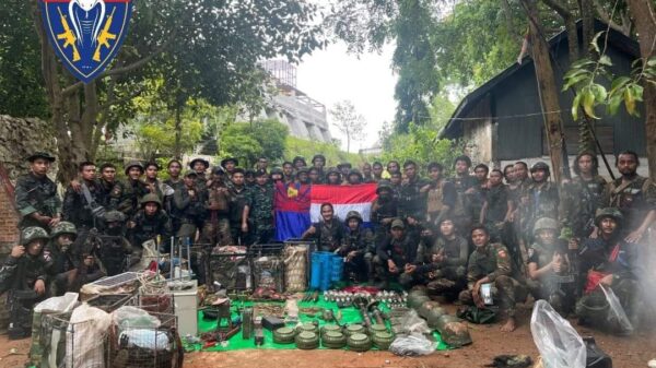 (​ကော်ဘရာအပါအဝင် ​တော်လှန်​ရေးတပ်ဖွဲ့ဝင်များ နှင့် သိမ်းဆည်းရမိ​သော လက်နက်ခဲယမ်းဆက်စပ်ပစ္စည်းများ။ ဓါတ်ပုံ-Cobra Column)
