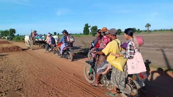 (ထွက်ပြေးတိမ်းရှောင်လာသော ပုလဲနယ်မှ ဒေသခံပြည်သူများအား တွေ့ရစဥ်။ ဓာတ်ပုံ - ပုလဲ ပအဖ၊Pale Entertainment)