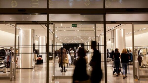 (နိုင်ငံတကာရှိZara ဆိုင်ခွဲတစ်ဆိုင် နှင့် မြန်မာပြည်တွင် ချုပ်လုပ်​သော Zara အထည်တစ်ထည် ။ဓါတ်ပုံ-ရိုက်တာ)