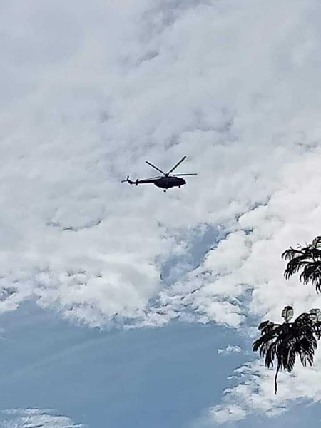 (ဇူလိုင် ၂၄ ရက် မွန်းလွှဲ ၂ နာရီ ဝန်းကျင်က ခမ်းပက်မြို့အနီးဝန်းကျင်သို့ပျံသန်းနေသော စစ်တပ်ရဟတ်ယာဥ်တစ်စီးနှင့် တိုက်ပွဲများပြင်းထန်နေ၍ ထွက်ပြေးတိမ်းရှောင်နေသောဒေသခံပြည်သူများ။ဓါတ်ပုံ-ပေးပို့)