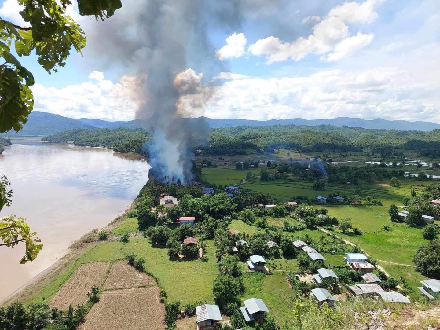(စစ်ကောင်စီတပ်က ကလေးဝမြို့နယ်ရှိ ကျေးရွာအား မီးရှို့ဖျက်ဆီးနေစဉ်။ ဓာတ်ပုံ - CJ)