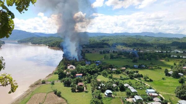(စစ်ကောင်စီတပ်က ကလေးဝမြို့နယ်ရှိ ကျေးရွာအား မီးရှို့ဖျက်ဆီးနေစဉ်။ ဓာတ်ပုံ - CJ)