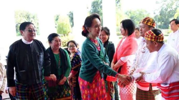 (​ရွေး​ကောက်ခံအရပ်သားအစိုးရလက်ထက်တွင်​ဒေါ်​အောင်ဆန်းစုကြည် နှင့် ဦးတီခွန်မြတ်ကို အခမ်းအနားတစ်ခု၌​တွေ့ရစဥ်။ဓါတ်ပုံ-CJ)