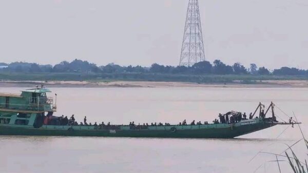 (ယခင်က ချင်းတွင်းမြစ်အနောက်ဘက်ကမ်း၌ တွေ့ရသည့် စစ်ကောင်စီမော်တော်တစ်စီး။ ဓာတ်ပုံ-ချင်းတွင်းမြစ်ကမ်းဘေးကျေးရွာများသပိတ်ကော်မတီ)