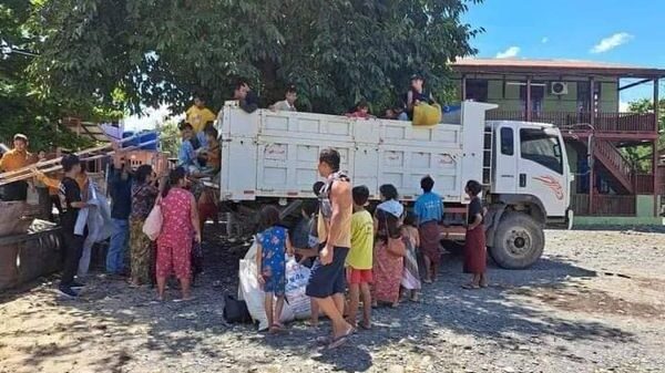 (စစ်​ဘေး​ရှောင်ရန်ပြင်ဆင်​နေ​သော ခမ်းပက်မြို့မှ ​​ဒေသခံများနှင့် ခမ်းပက်မြို့တည်​နေရာ​​ကို Google Map တွင်​နွေ့ရမှု ။ဓါတ်ပုံ-CJ)