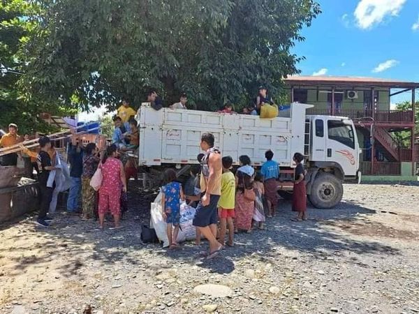 (စစ်​ဘေး​ရှောင်ရန်ပြင်ဆင်​နေ​သော ခမ်းပက်မြို့မှ ​​ဒေသခံများနှင့် ခမ်းပက်မြို့တည်​နေရာ​​ကို Google Map တွင်​နွေ့ရမှု ။ဓါတ်ပုံ-CJ)