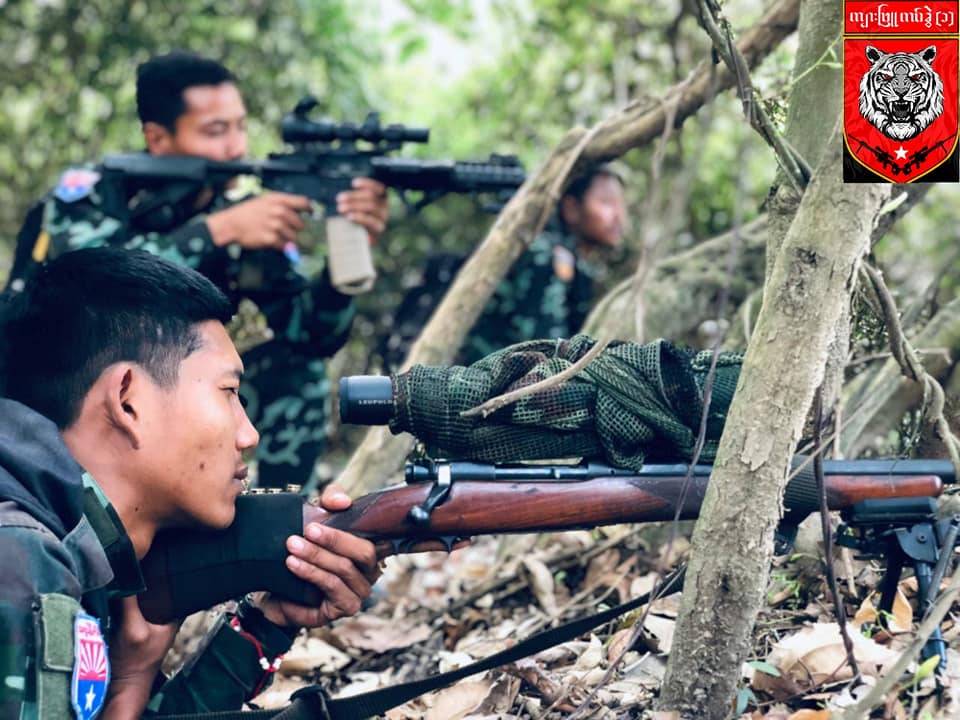 ကျားဖြူစစ်ကြောင်းတပ်ဖွဲ့ဝင်တွေကိုတွေ့ရစဉ် ( ပုံဟောင်း )