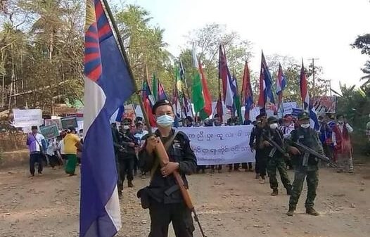 (၂၀၂၁ မတ်လက ပြုလုပ်ခဲ့သည့် ထာဝယ်မြို့ စစ်အာဏာရှင်ဆန့်ကျင်ရေး ပြည်သူလူထု ဆန္ဒထုတ်ဖော်မှုကို KNU တပ်မဟာ(၄) တပ်ဖွဲ့ဝင်များက လိုက်ပါစောင့်ရှောက်ပေးခြင်း၊ ဆန္ဒပြပြည်သူများအား အစားအစာနှင့်ရေများ ပေးအပ်ခြင်းပြုလုပ်ခဲ့သည်။ ဓာတ်ပုံ - ဒေသခံ)