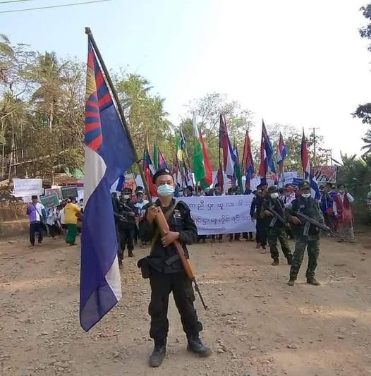(၂၀၂၁ မတ်လက ပြုလုပ်ခဲ့သည့် ထာဝယ်မြို့ စစ်အာဏာရှင်ဆန့်ကျင်ရေး ပြည်သူလူထု ဆန္ဒထုတ်ဖော်မှုကို KNU တပ်မဟာ(၄) တပ်ဖွဲ့ဝင်များက လိုက်ပါစောင့်ရှောက်ပေးခြင်း၊ ဆန္ဒပြပြည်သူများအား အစားအစာနှင့်ရေများ ပေးအပ်ခြင်းပြုလုပ်ခဲ့သည်။ ဓာတ်ပုံ - ဒေသခံ)