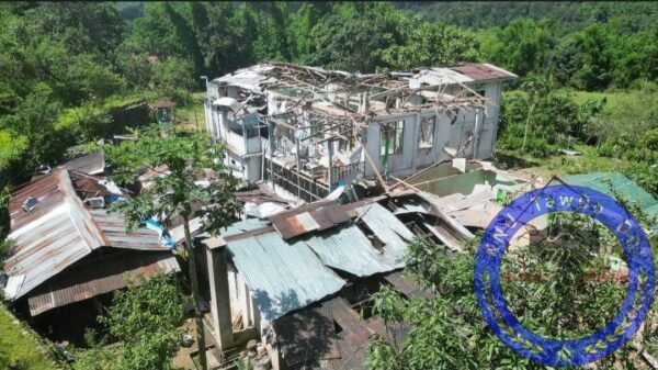 (စစ်ကောင်စီတပ် လေကြောင်းတိုက်ခိုက်မှုကြောင့် ဘာသာရေးအဆောက်အဦးနှင့် ပြည်သူနေအိမ်များပျက်စီးနေသည်ကို တွေ့ရစဉ်။ ဓာတ်ပုံ - KNU - Taw Oo DOI News)