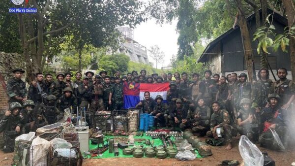 (စစ်ကောင်စီတပ်စခန်းမှ သိမ်းဆည်းရမိသော လက်နက်ခဲယမ်းများ နှင့် KNLA - ကော်ဘရာ စစ်ကြောင်းမှ ရဲဘော်များအား တွေ့ရစဥ်။ ဓာတ်ပုံ - KNU)