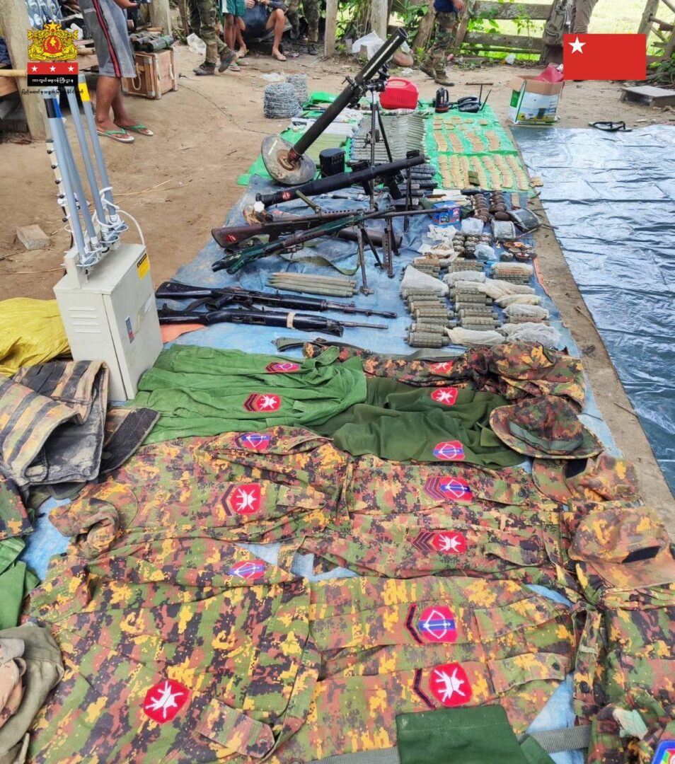 (အမှတ်(၁) စစ်ဒေသ၊ မော်လိုက်ခရိုင်တပ်ရင်း (၂)က မော်လိုက်မြို့နယ်၊ တောင်အင်းကျေးရွာအနီးတိုက်ပွဲတွင် စစ်ကောင်စီတပ်ထံမှ သိမ်းဆည်းရရှိသော လက်နက်ခဲယမ်းများ။ ဓာတ်ပုံ - MOD/NUG)