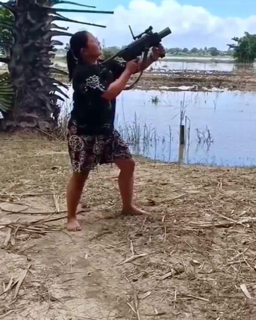(ကျောက်ရစ်ကျေးရွာရှိ စစ်ကောင်စီတပ်စွဲရာ စခန်းအား ပစ်ခတ်ရန်ချိန်ရွယ်နေသော အမျိုးသမီးရဲဘော်အား တွေ့ရစဥ်)