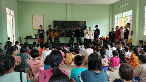 (Free Burma Rangerမှ သွားရောက်အကူအညီပေးနေသည်ကို တွေ့ရစဉ်။ ဓာတ်ပုံ - KNU)