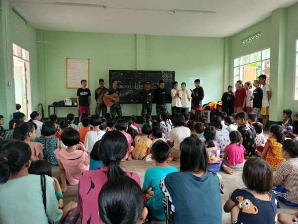 (Free Burma Rangerမှ သွားရောက်အကူအညီပေးနေသည်ကို တွေ့ရစဉ်။ ဓာတ်ပုံ - KNU)