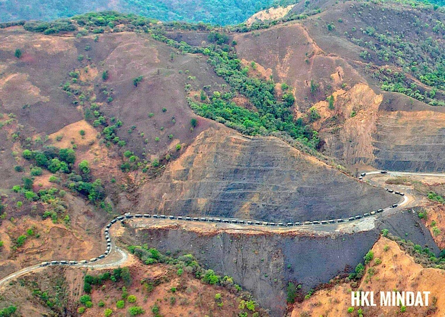 (၂၀၂၂ ခုနှစ်တွင် မတူပီဘက်မှ ပြန်ဆင်းလာသည့် စစ်ကောင်စီယာဉ်တန်းအားတွေ့ရစဥ်။ ဓာတ်ပုံ - HKL Mindat)