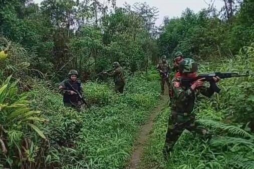 (ကချင်လွတ်လပ်ရေးတပ်မတော်(KIA)မှ တပ်သားများအား တွေ့ရစဥ်။ ဓာတ်ပုံ - KIA)
