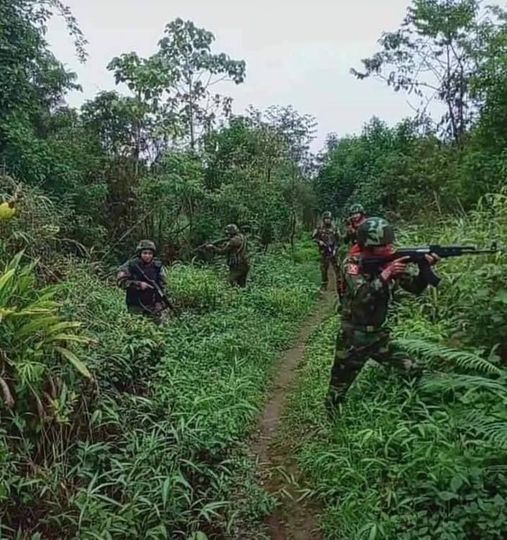 (ကချင်လွတ်လပ်ရေးတပ်မတော်(KIA)မှ တပ်သားများအား တွေ့ရစဥ်။ ဓာတ်ပုံ - KIA)