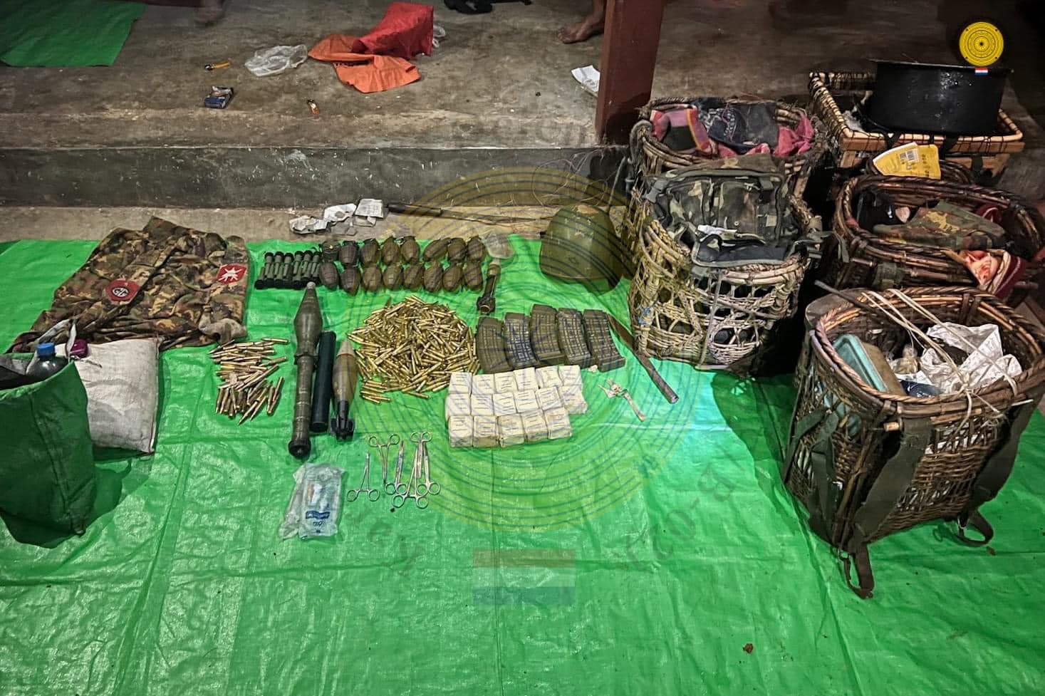 (စစ်ကောင်စီတပ်ထံမှ သိမ်းဆည်းရမိသော လက်နက်ခဲယမ်းများအား တွေ့ရစဉ်။ ဓာတ်ပုံ - KNDF)