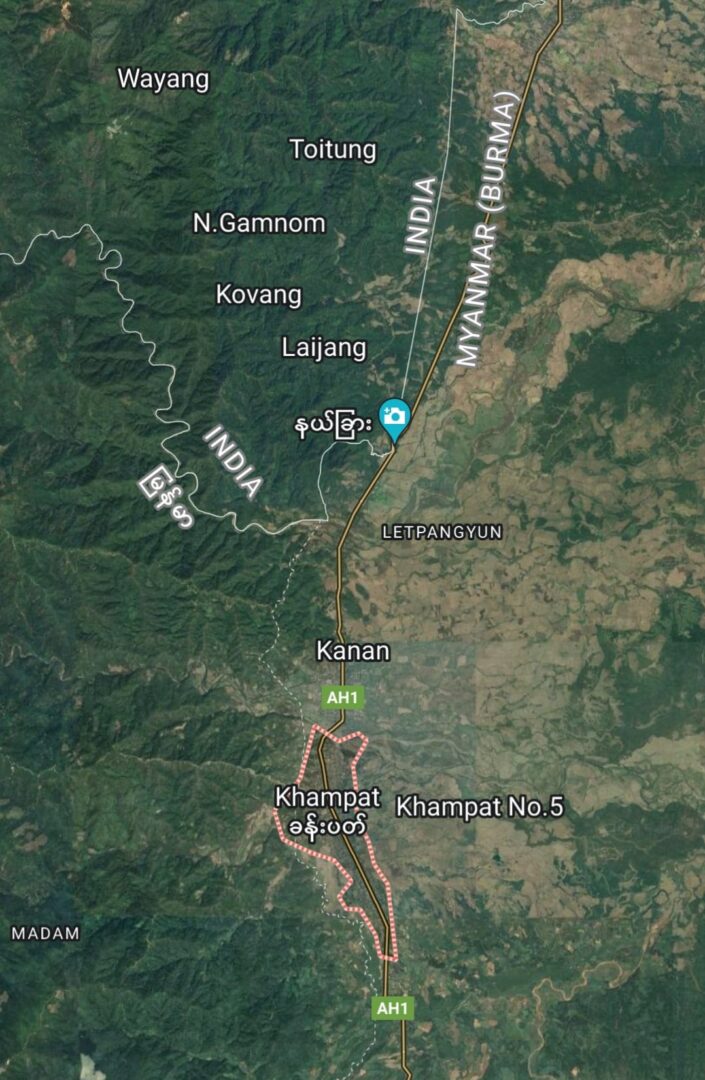 (စစ်ဘေးရှောင်ရန်ပြင်ဆင်နေသော ခမ်းပက်မြို့မှ ဒေသခံများနှင့် ခမ်းပက်မြို့တည်နေရာကို Google Map တွင်နွေ့ရမှု ။ဓါတ်ပုံ-CJ)