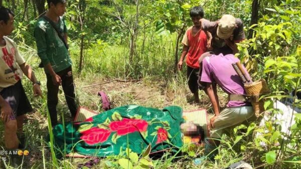 (မိုင်းနင်းမိပြီး​သေဆုံးခဲ့​သောခွန်​မောင်သံ ​၏ ရုပ်အ​လောင်းကို ​ဒေသခံများက သယ်​ဆောင်ရန်ပြင်ဆင်​နေကြစဥ်။ ဓာတ်ပုံ - CJ)