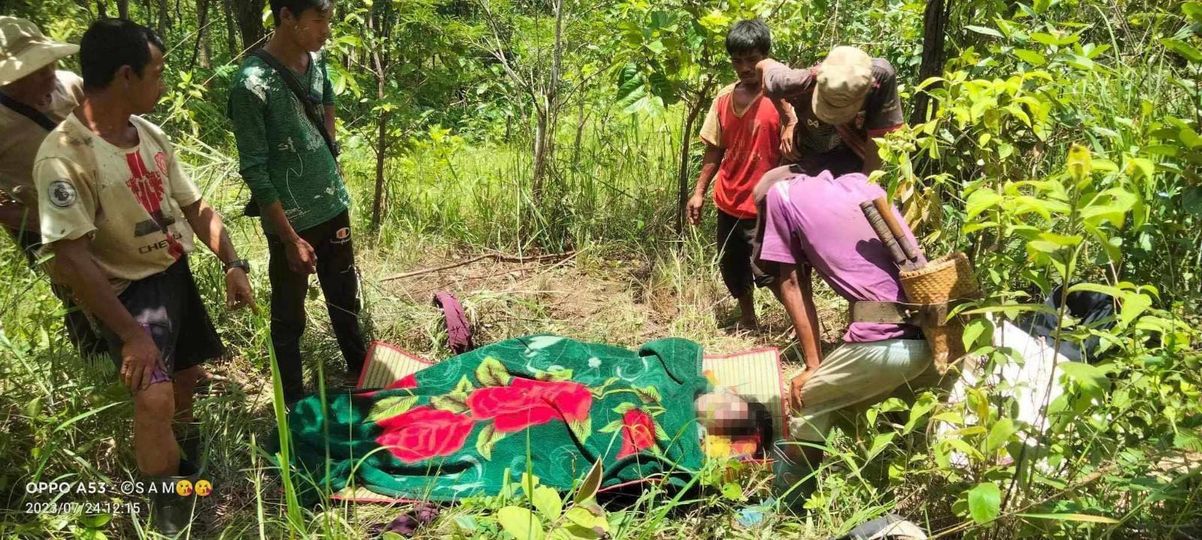(မိုင်းနင်းမိပြီး​သေဆုံးခဲ့​သောခွန်​မောင်သံ ​၏ ရုပ်အ​လောင်းကို ​ဒေသခံများက သယ်​ဆောင်ရန်ပြင်ဆင်​နေကြစဥ်။ ဓာတ်ပုံ - CJ)
