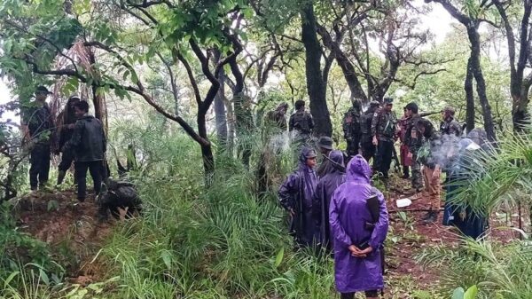(ကန်ပက်လက်မြို့နယ် ချင်းကာကွယ်ရေးတပ်(CDF)မှ ရဲဘော်များအား ရှေ့တန်းတစ်နေရာ၌ တွေ့ရစဥ်။ ဓာတ်ပုံ - Chin Defence Force -Kanpetlet)