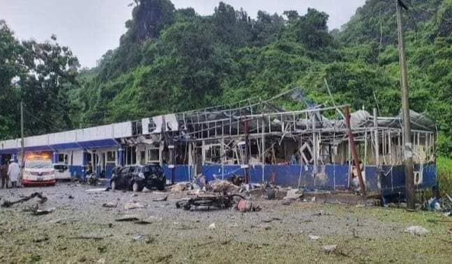 (သံလွင်တံတား (ဘားအံ)၌ ယနေ့ နံနက်က ပေါက်ကွဲမှုဖြစ်ပြီးနောက် တွေ့ရစဥ်။ ဓာတ်ပုံ - KIC ၊CJ)