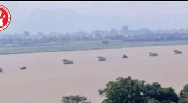 (မတ္တရာနယ်နှင့် စဥ့်ကူးနယ်အတွင်းသို့ ဖြတ်သန်းနေသော စစ်​သင်္ဘောများအား တွေ့ရစဥ်။ ဓာတ်ပုံ-Wetet Informational Network)