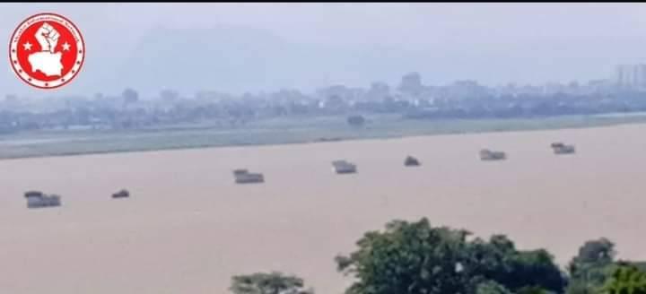 (မတ္တရာနယ်နှင့် စဥ့်ကူးနယ်အတွင်းသို့ ဖြတ်သန်းနေသော စစ်​သင်္ဘောများအား တွေ့ရစဥ်။ ဓာတ်ပုံ-Wetet Informational Network)