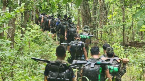 (မယ်စဲ့မြို့နယ် စစ်ရေးတစ်နေရာ၌ တွေ့ရသော ကရင်နီတပ်ပေါင်းမှ ရဲဘော်များ။ ဓာတ်ပုံ - CJ)