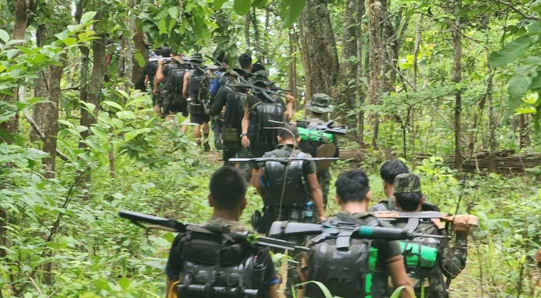 (မယ်စဲ့မြို့နယ် စစ်ရေးတစ်နေရာ၌ တွေ့ရသော ကရင်နီတပ်ပေါင်းမှ ရဲဘော်များ။ ဓာတ်ပုံ - CJ)