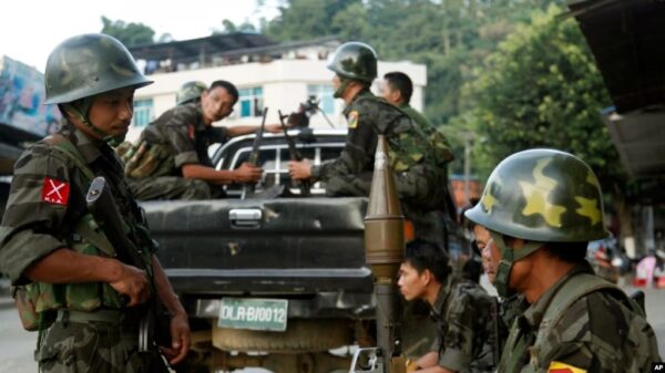 (ကချင်လွတ်လပ်ရေး တပ်မတော်(KIA)မှ တပ်သားများအား‌တွေ့ရစဥ်။ ဓာတ်ပုံ - အေပီ)