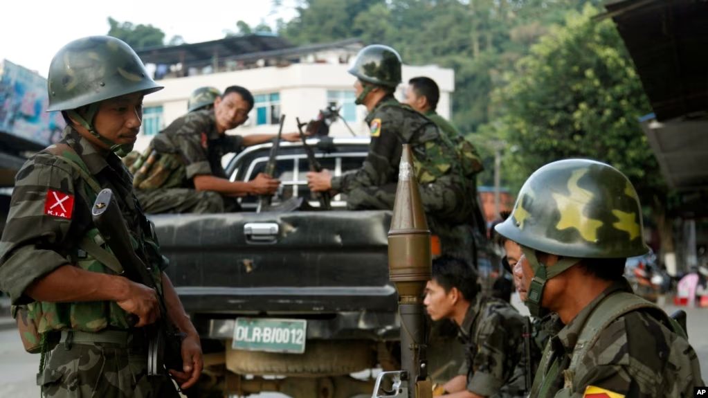 (ကချင်လွတ်လပ်ရေး တပ်မတော်(KIA)မှ တပ်သားများအား‌တွေ့ရစဥ်။ ဓာတ်ပုံ - အေပီ)