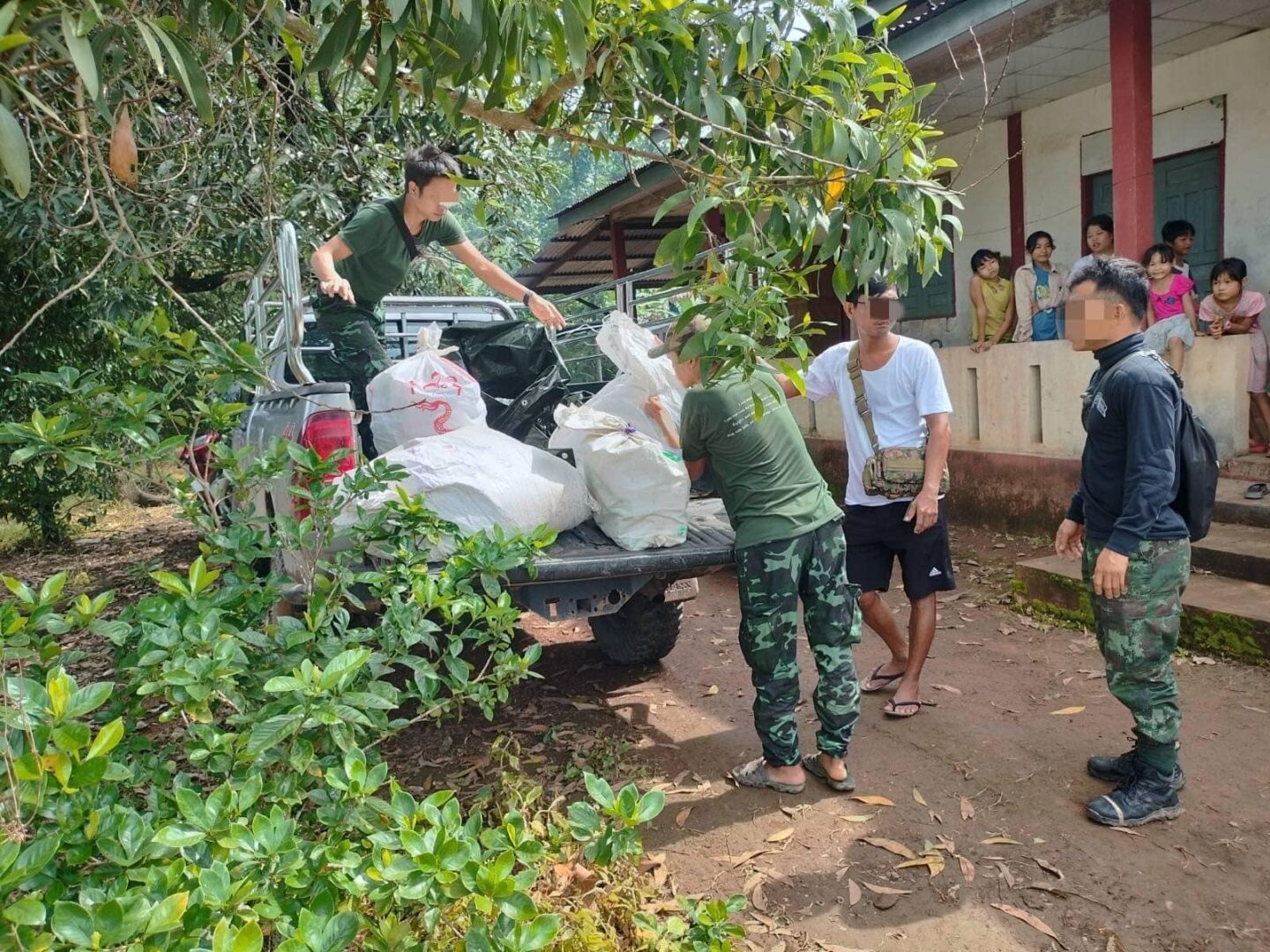 (Free Burma Rangerမှ သွားရောက်အကူအညီပေးနေသည်ကို တွေ့ရစဉ်။ ဓာတ်ပုံ - KNU)